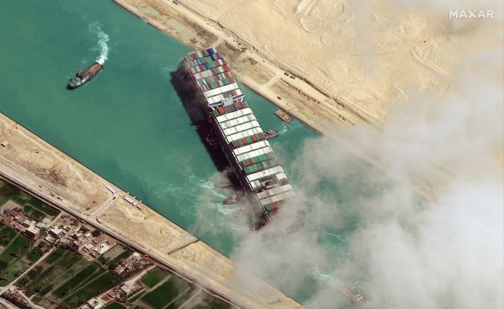 29 Μαρτίου 2021, Κανάλι του Σουέζ: Δορυφορική φωτογραφία δείχνει το τεράστιο πλοίο μεταφοράς κοντέινερ «EVER GIVEN» εγκλωβισμένο στο Κανάλι στα βόρεια της πόλης του Σουέζ, στην Αίγυπτο. Satellite image (c) 2020 Maxar Technologies.