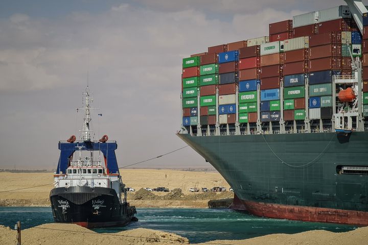 26 Μαρτίου 2021. Επί ημέρες προσπαθούσαν ρυμουλκά να αποκολλήσουν το θηριώδες φορτηγό πλοίο από το Κανάλι του Σουέζ. Photo: Samuel Mohsen/dpa (Photo by Samuel Mohsen/picture alliance via Getty Images)