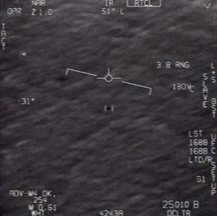 Το Πολεμικό Ναυτικό των ΗΠΑ κυκλοφόρησε ένα βίντεο πριν κάποιους μήνες που δείχνει UFO