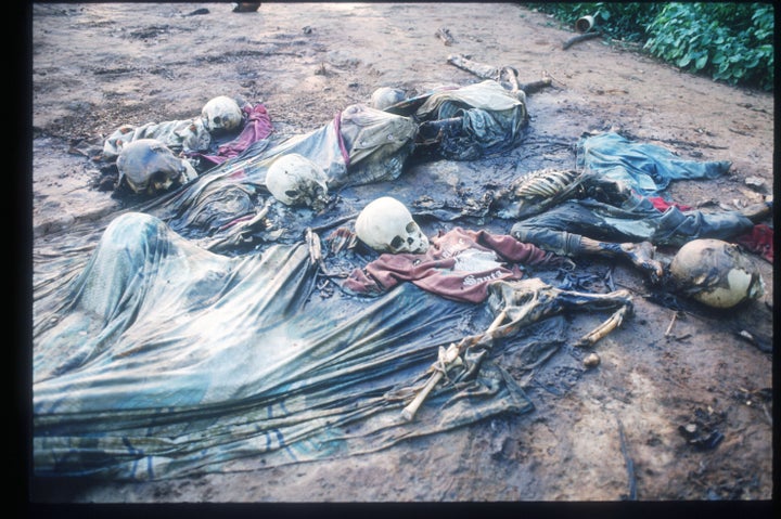 Esqueletos de víctimas de un ataque en una misión católica de Rukara, Ruanda, en mayo de 1994.