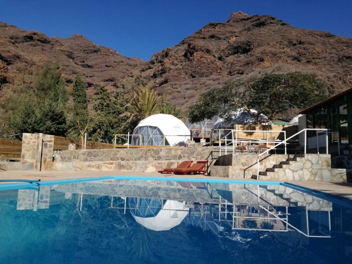 Uno de los pods y la piscina del camping Tasartico (Las Palmas).