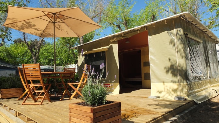 Tienda de safari disponible en un glamping.