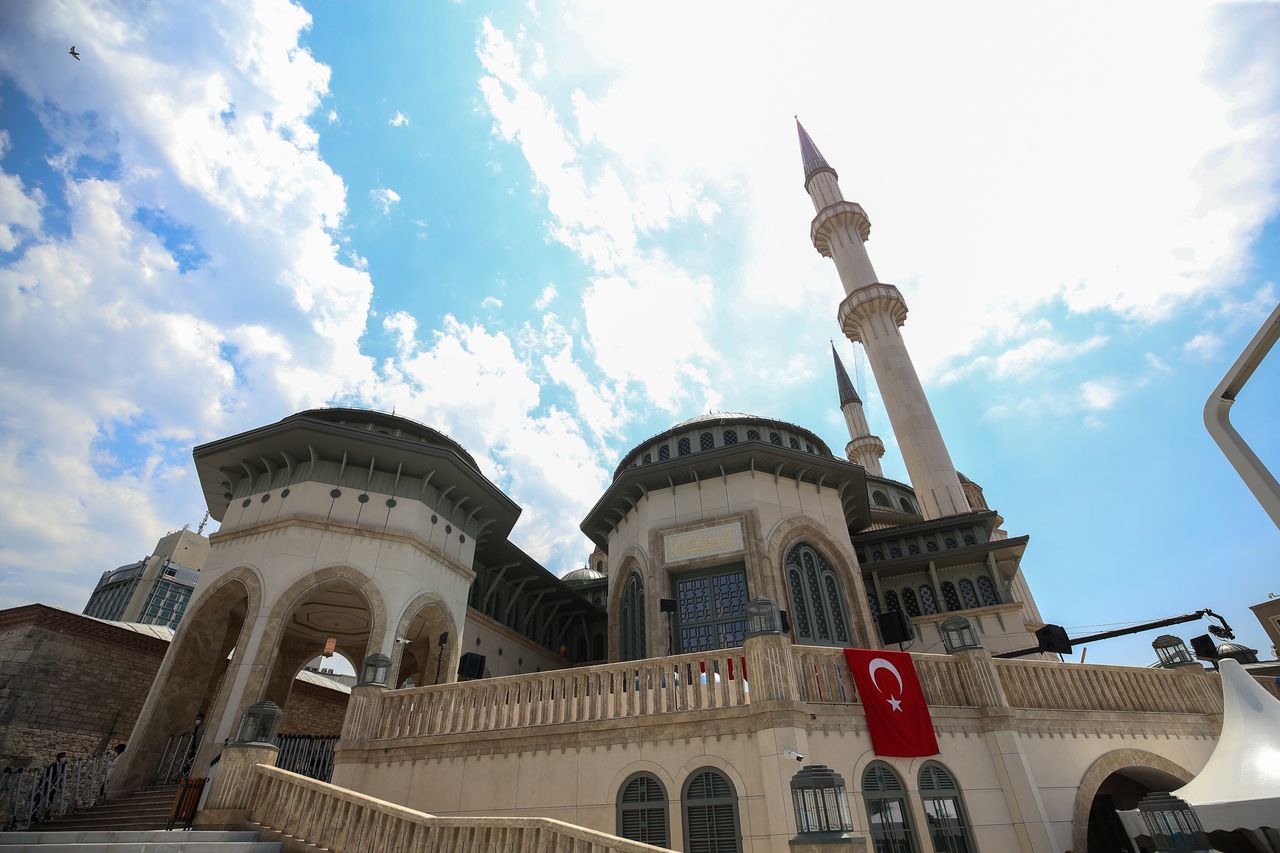 Το τζαμί Ταξίμ άνοιξε σήμερα τις πόρτες του.