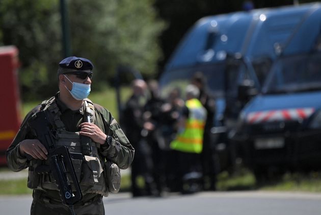 Des forces de l'ordre à la Chapelle-sur-Erdre, où une policière municipale a été grièvement blessée dans une attaque au couteau