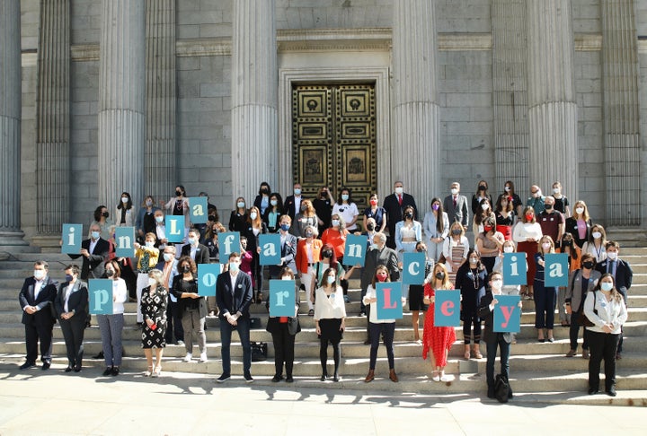 Las organizaciones de infancia celebran la aprobación de la ley de infancia en el Congreso junto a diputados y la ministra de Derechos Sociales, Ione Belarra.