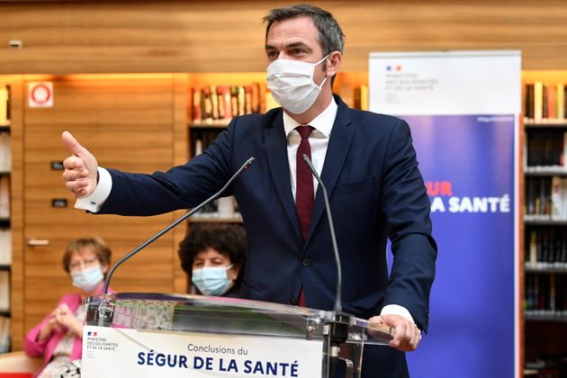 Olivier Véran, ici photographié en juillet 2020, et le ministère de la Santé ont annoncé que des milliers de soignants supplémentaires auraient droit aux augmentations prévues par le Ségur de la santé.