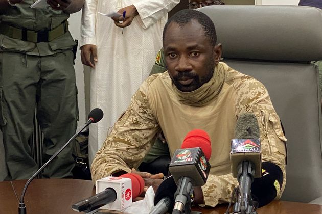 Le colonel Assimi Goïta, ici s'adressant à la presse au ministère malien de la Défense à Bamako, en août 2020.