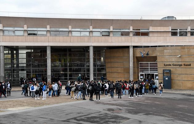 Devant le lycée Georges Sand à Domont (Val d'Oise), le 2 novembre 2020. (photo d'illustration)