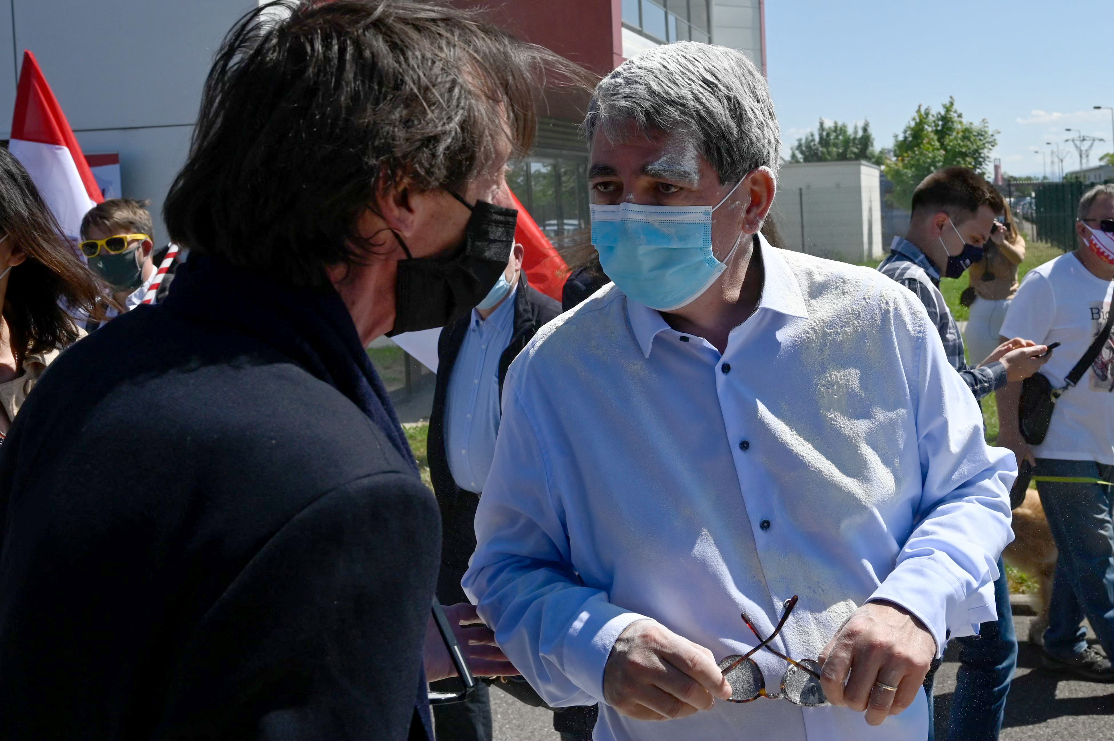 Jean Rottner, président de la région Grand Est enfariné lors d'une manifestation