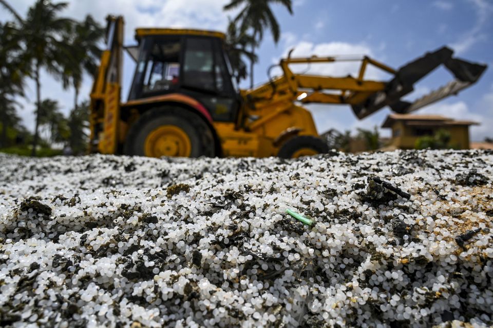 Τόνοι πλαστικού καταπίνουν τις παραλίες στη Σρι Λάνκα - Τεράστια οικολογική
