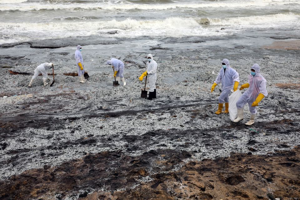 Τόνοι πλαστικού καταπίνουν τις παραλίες στη Σρι Λάνκα - Τεράστια οικολογική