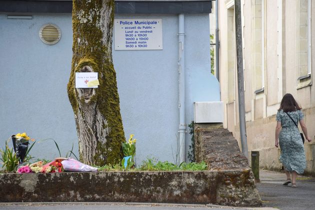 Qui est Katell Lereec, la policière municipale agressée à Chapelle-sur-Erdre (Photo d'illustration: les locaux de la police municipale à Chapelle-sur-Erdre où des mots de sympathie et bouquets ont été déposés pour Katell Lereec. Par SEBASTIEN SALOM-GOMIS/AFP)