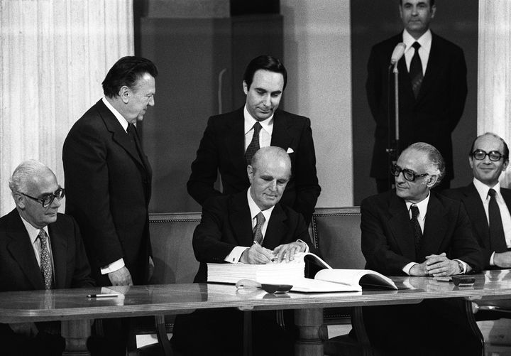 28 Μαΐου 1979 Ο Κωνσταντίνος Καραμανλής υπογράφει την Πράξη Προσχώρησης στην ΕΟΚ