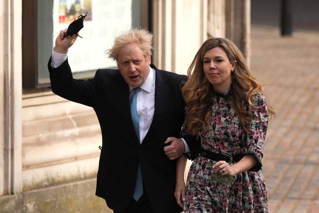 Boris Johnson et sa compagne Carrie Symonds, ici à Londres en Angleterre, le 6 mai 2021.