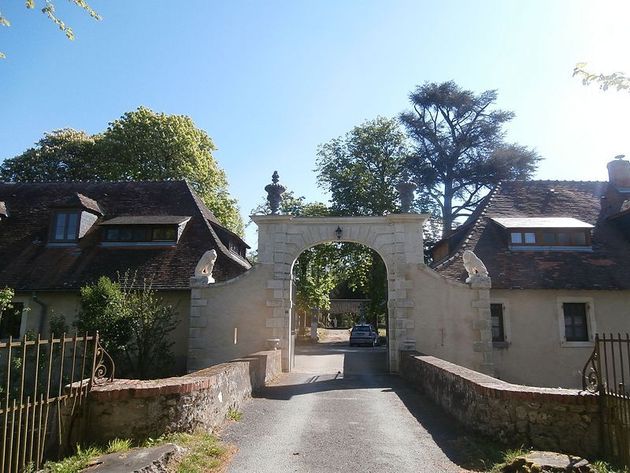 Une abbaye traditionaliste perquisitionnée pour retrouver Xavier Dupont de Ligonnès (Photo: l'entrée de l'abbaye de Saint-Michel-en-Brenne. CC Wikiemdia/Aubussonais)