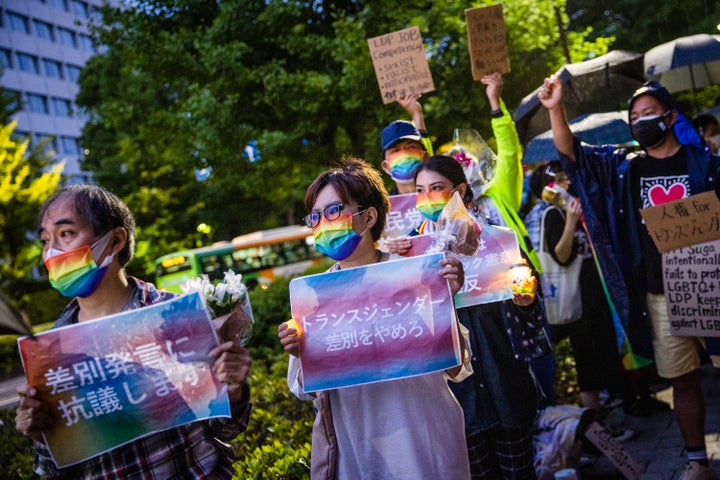 「LGBT理解増進」法案が自民党内部で反対され、法案をめぐる議論の中で議員が差別発言をしたことに対し、自民党本部前では抗議が続いた