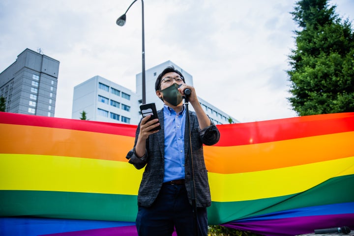 自民党本部前の集会で話すLGBT法連合会・事務局長の神谷悠一さん