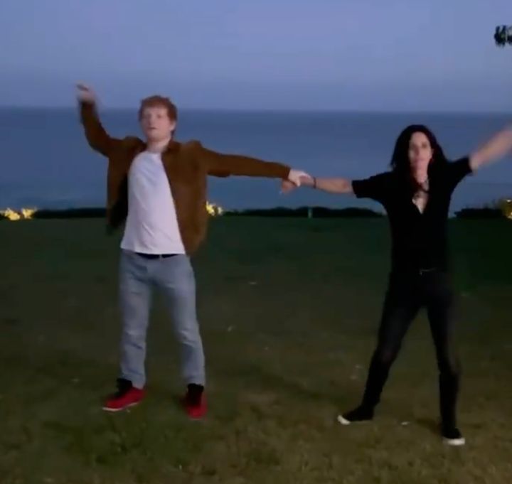 Courteney Cox And Ed Sheeran Hilariously Recreate Monica And Ross Friends Routine Huffpost Uk
