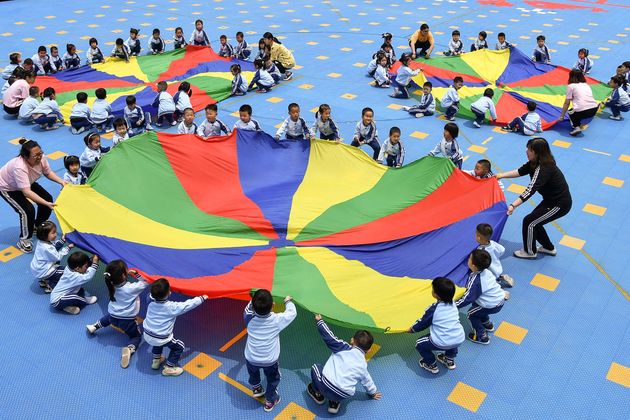 Des enfants dans un cour de récréation à Yantai, en Chine, le 31 mai 2021.