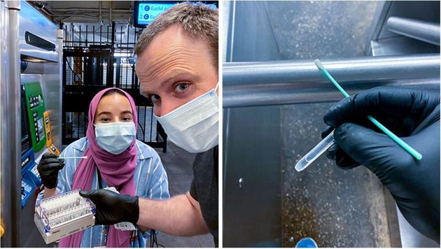 Heba Shabaan, une étudiante en 3ème année de médecine au Weill Cornell Medical College et le Dr. Christopher Mason préparent un écouvillon pour  microbes dans le métro de New York, le 21 juin 2020.