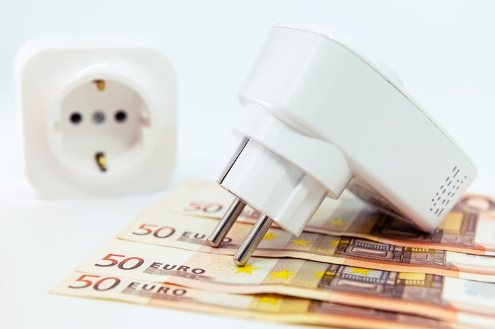 Enchufe programable sobre billetes de 50 euros.
