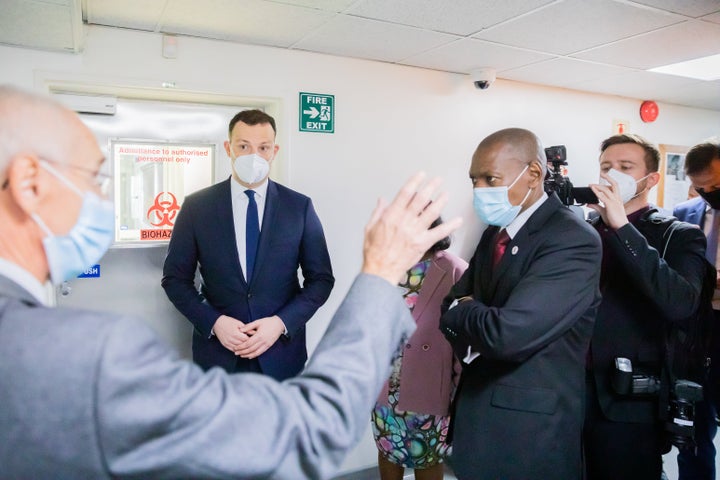 28 May 2021, South Africa, Johannesburg: Jens Spahn (CDU, 2nd from left), Federal Minister of Health, and Zweli Mkhize (2nd f