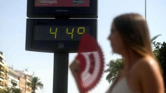 Una mujer durante una ola de calor en España.
