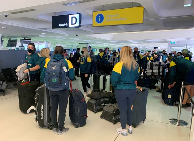 Les joueuses de l'équipe nationale australienne de softball à l'aéroport de Narita dans la préfecture de Chiba, au Japon, le 1er juin 2021.