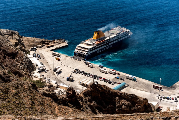 Αφιξη επιβατών στο λιμάνι της Σαντορίνης