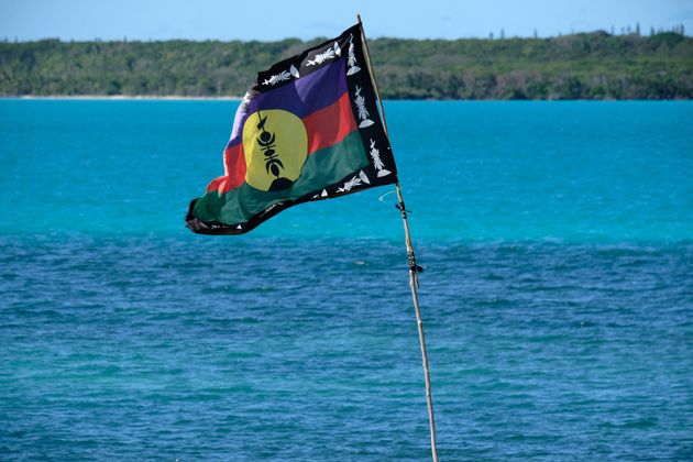 (photo d'illustration du drapeau indépendantiste kanak dans la baie de Saint-Maurice, en Nouvelle Calédonie, le 17 mai 2021)