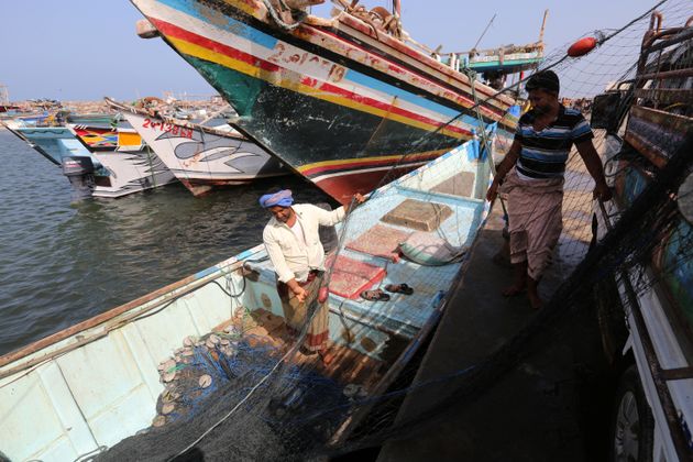 Un grupo de pescadores, en el puerto de Hodeidah, Yemen, en