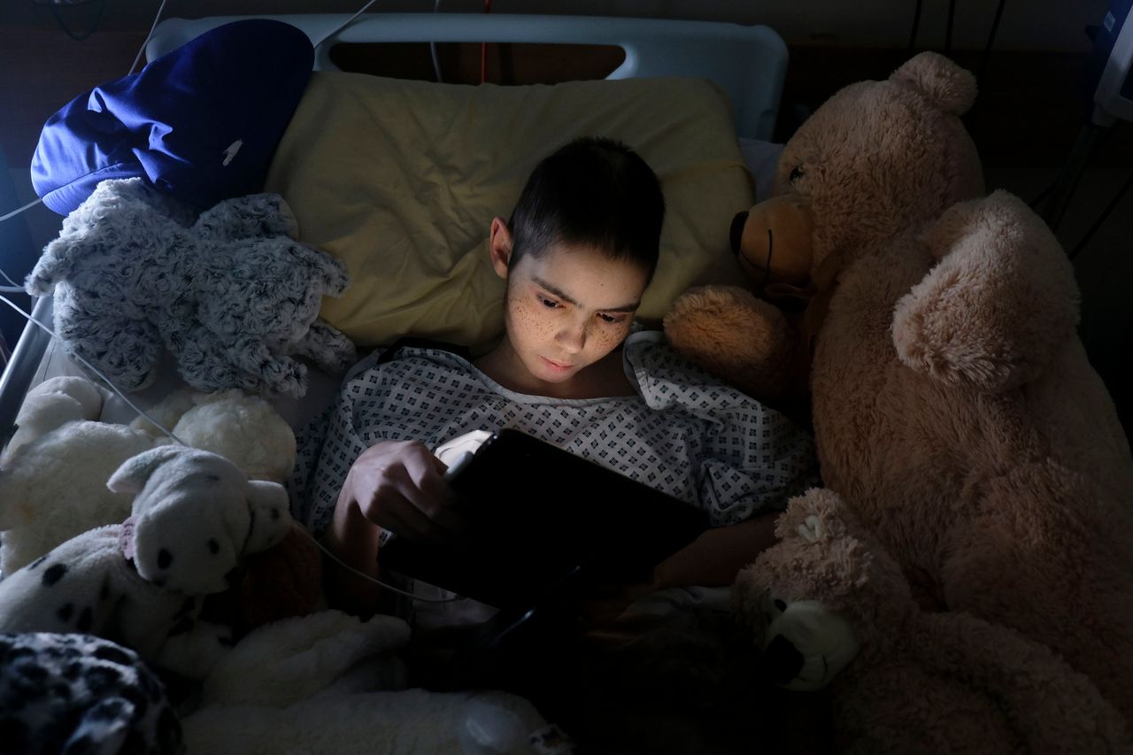 Η Ρεμπέκα Ζάμιτ Λούπι,15χρονη ασθενής με καρκίνο, παίζει ένα παιχνίδι στο iPad της tablet στο δωμάτιό της στην Πτέρυγα του Ουράνιου Τόξου στο Ογκολογικό Κέντρο Sir Anthony Mamo του νοσοκομείου Mater Dei, κατά τη διάρκεια της έξαρσης του κορονοϊού, στην in Tal-Qroqq της Μάλτας, 23 Νοεμβρίου 2020.