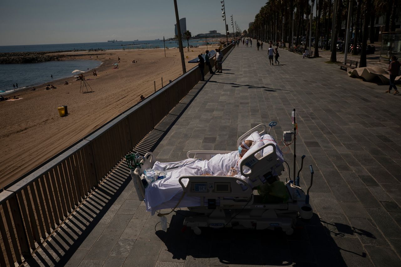 Ο Φραντσίσκο Εσπάνα, 60, κοιτάζει τη Μεσόγειο θάλασσα από ένα παραθαλάσσιο μονοπάτι δίπλα στο «Hospital del Mar» στη Βαρκελώνη, 4 Σεπτεμβρίου 2020. Ο Francisco ασθένησε με κορονοϊό και πέρασε 52 μέρες στη ΜΕΘ.