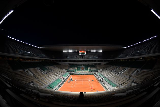 Photo de l'ensemble du court Philippe-Chatrier prise lors du 1er tour opposant Novak Djokovic à Tennys Sandgren ce mardi 1er juin à Paris.