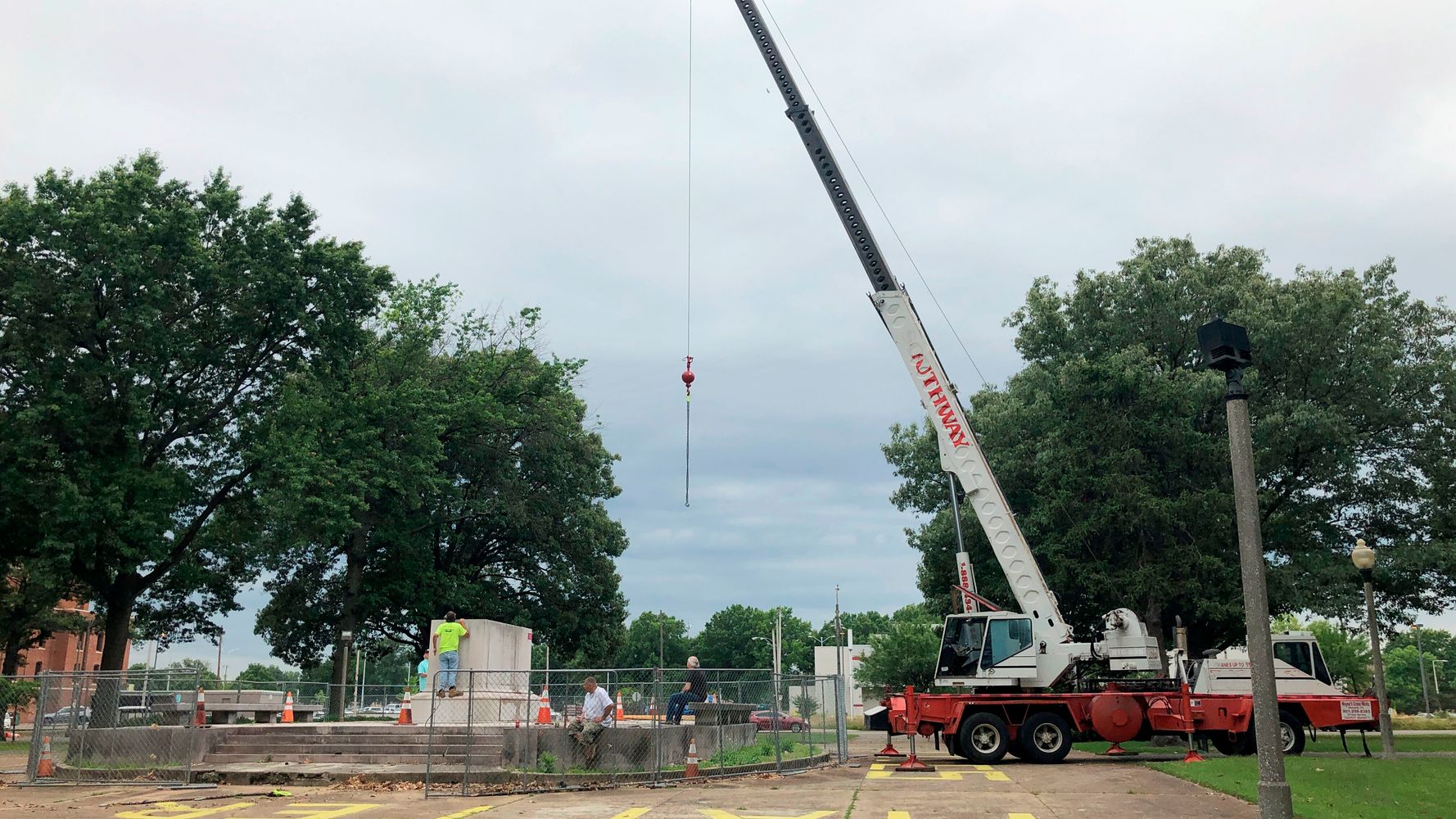 Work Begins To Remove Body Of KKK Leader From Memphis Park