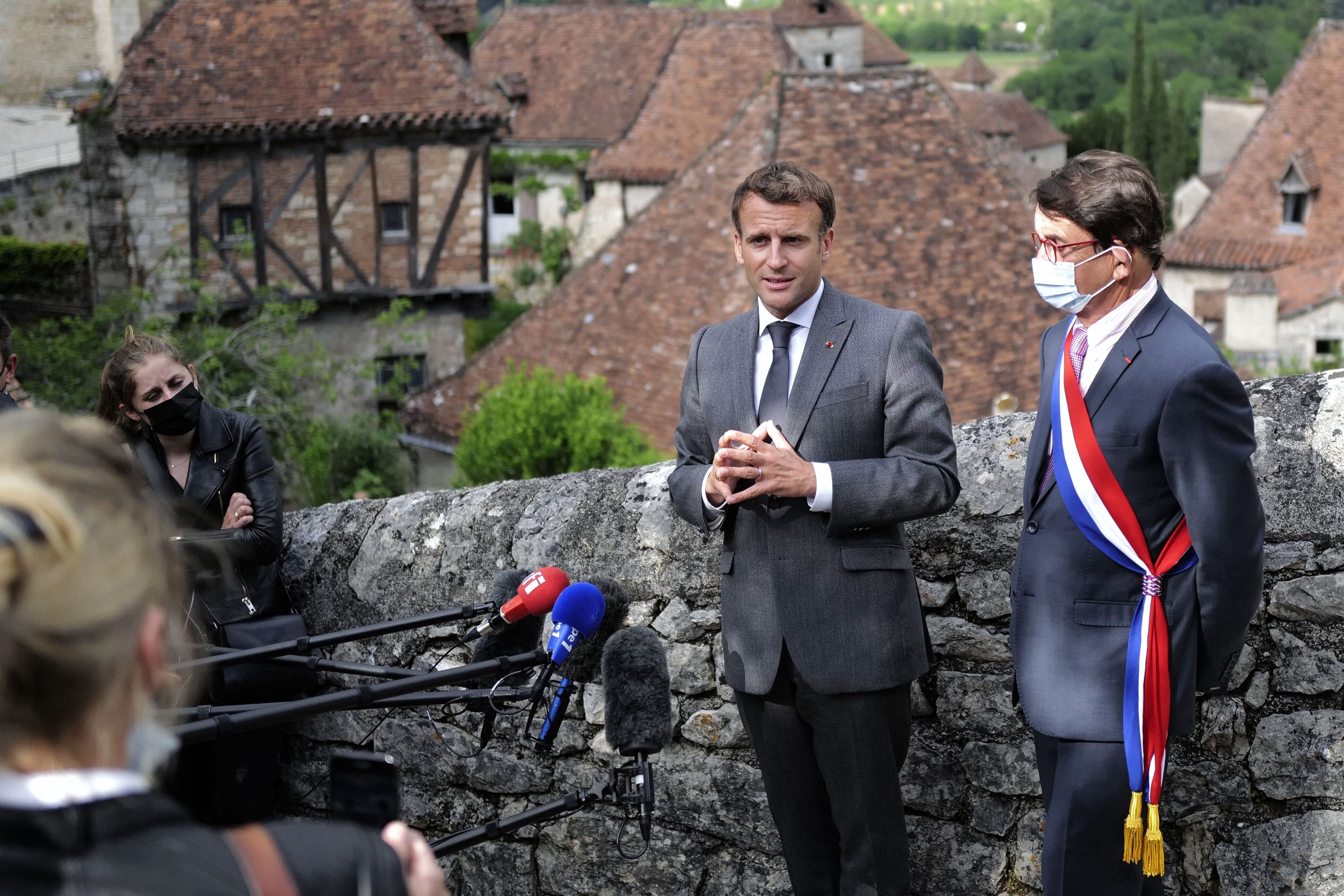 "Les vacances, c'est en France": Macron encourage à soutenir le tourisme français