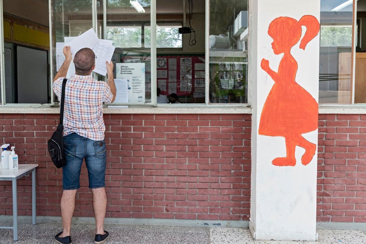 Ψηφοφόρος πριν από την κάλπη. Εκλογές στην Κύπρο 30 Μαΐου 2021