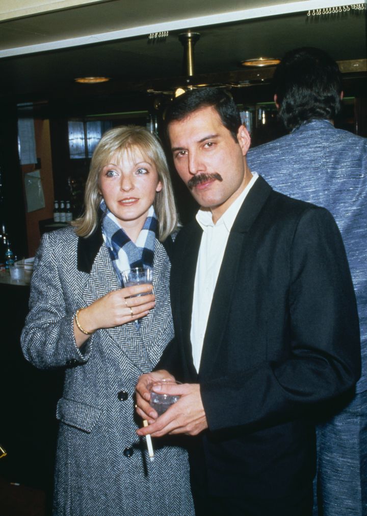 フレディが「ソウルメイト」と呼んだ友人のメアリー・オースティンと。1985年撮影
