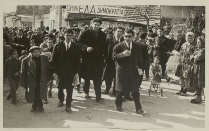 Ο Μ. Θεοδωράκης σε προεκλογική περιοδεία στη Δραπετσώνα, Φεβρουάριος 1964