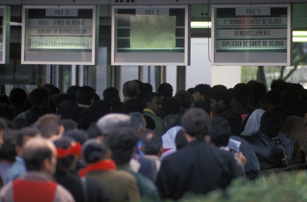 Une file d'attente de personnes immigrées attendant un titre de séjour le 3 novembre 1989 en France.