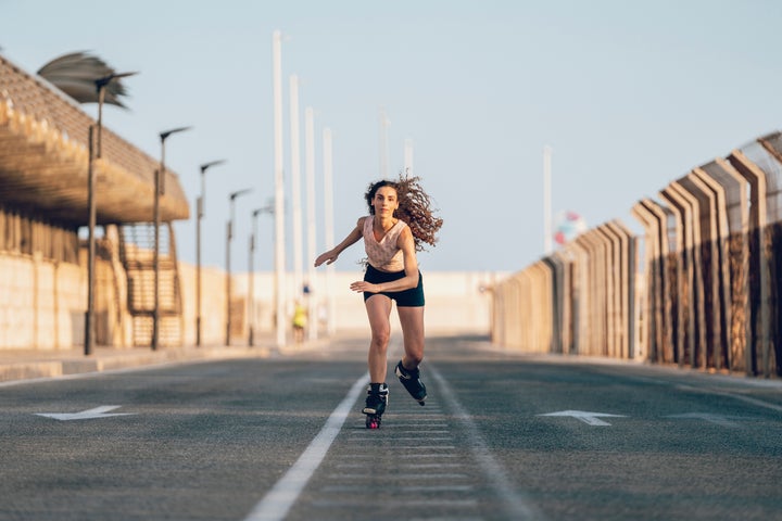 Una chica patinando.