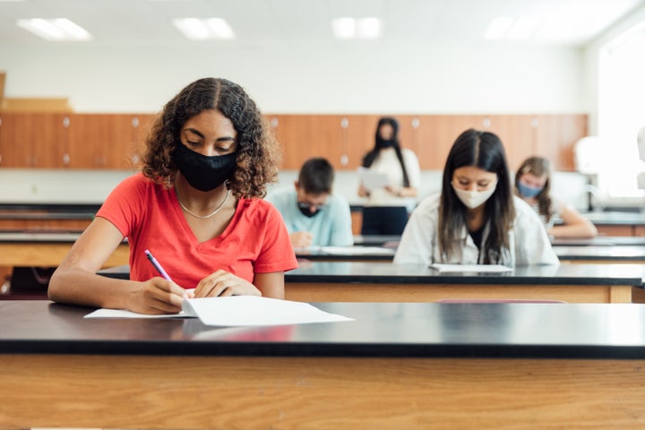 Estudiantes enfrentándose a un examen.