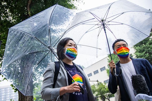 今国会でLGBT新法の制定を求める要望書を自民党東京都市部連合会に提出した五十嵐ゆりさん（左）と杉山文野さん＝2021年6月4日撮影