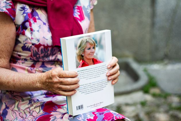 Esperanza Aguirre sujeta con las manos el libro que acaba de