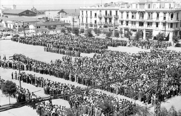 Συγκέντρωση των Εβραίων της Θεσσαλονίκης στην πλατεία Ελευθερίας βάσει γερμανικής διαταγής με σκοπό την καταγραφή τους.