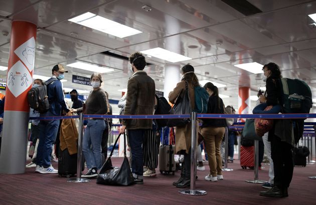 La quarantaine polémique à l'arrivée de Guyane levée, uniquement pour les vaccinés (Photo prétexte de passagers dans un aéroport par IAN LANGSDON/POOL/AFP via Getty Images)