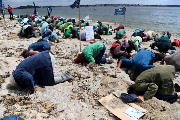 Pourquoi des dizaines de personnes ont mis leur tête dans le sable en Bretagne (Photo par FRED TANNEAU via AFP)