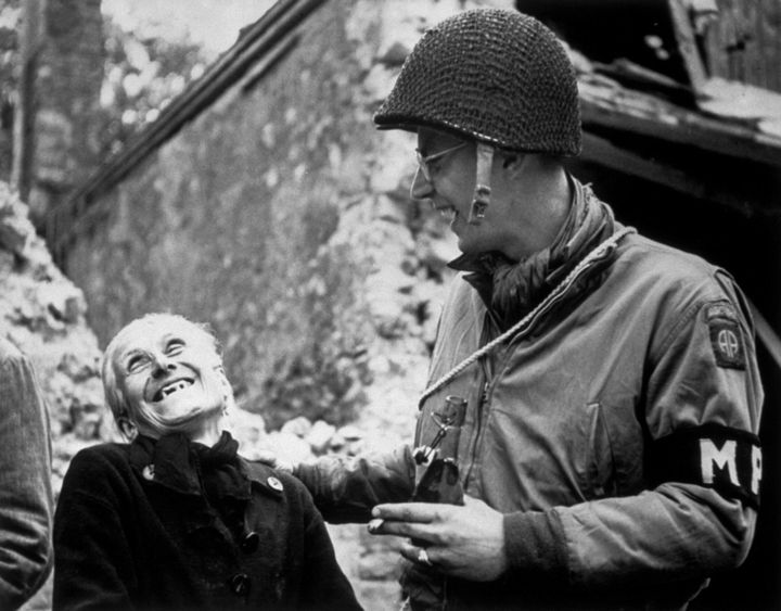 Ιούνιος 1944 Αμερικανός στρατιώτης μαζί με μια ηλικιωμένη Γαλλίδα.