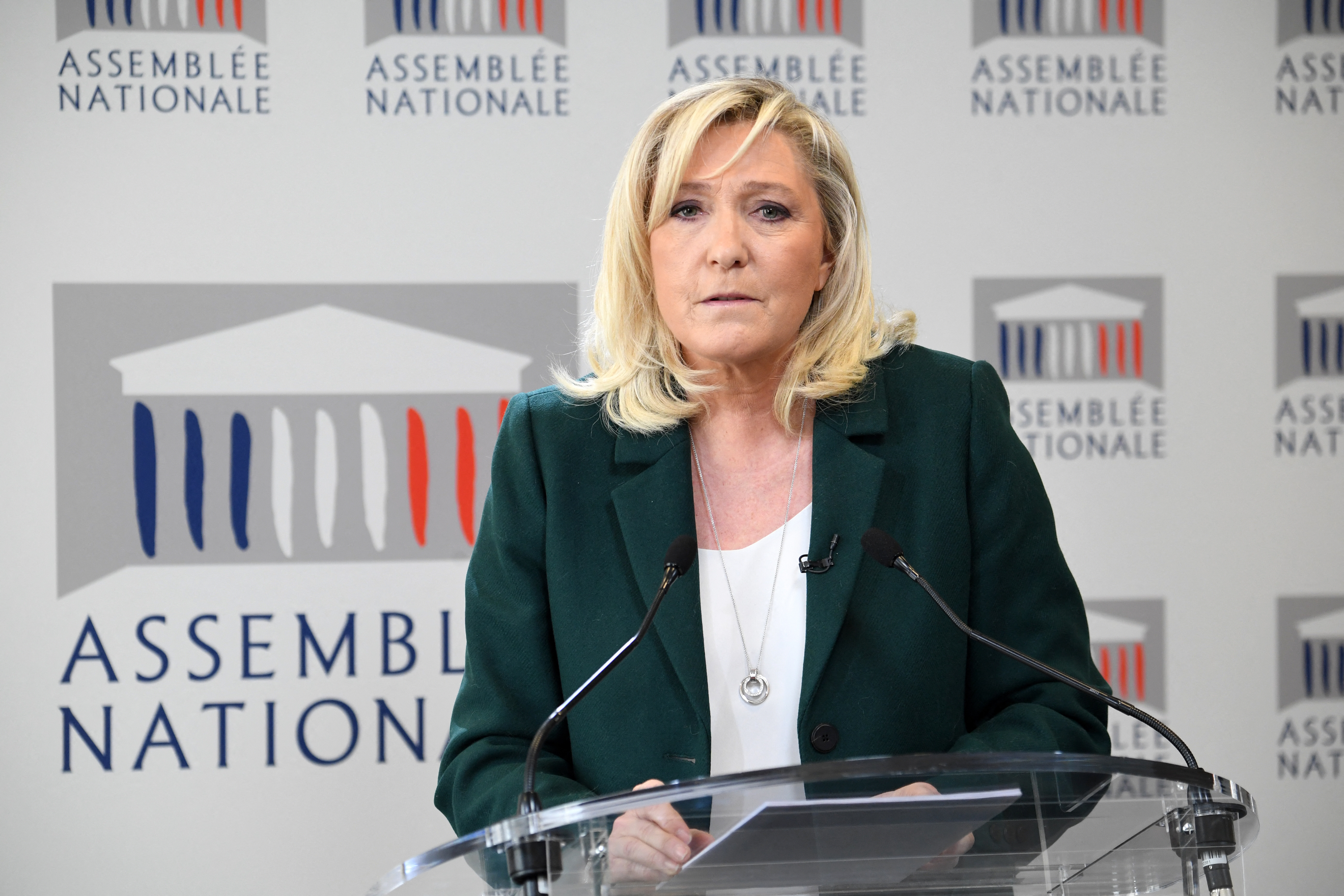 Pour Le Pen, une candidature de Zemmour à la présidentielle pourrait "aider Macron"