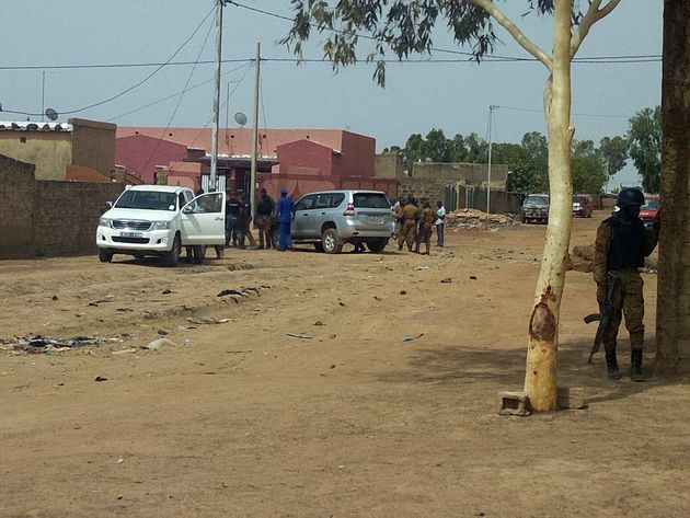 (Photo prétexte de soldats au Burkina Faso sécurisant un lieu où un jihadiste a été interpellé en 2018. Par ARMEL BAILY/AFP)